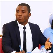 Professeur donne des cours de droit aux étudiants et élèves